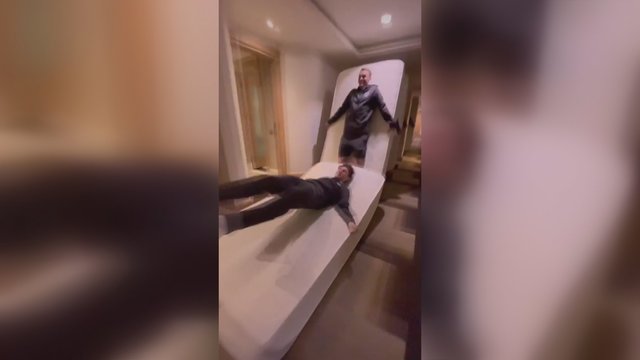 Rusijos sportininkai prajuokino internautus: viešbučio koridoriuje sumanė pažaisti „gyvą“ domino