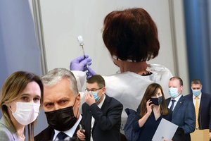 Valstybės vadovams rikiuojantis prie „AstraZeneca“ vakcinos – bruzdesys Seime: bijo eiti be eilės