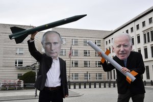 Neeilinis V. Putino ir J. Bideno susirėmimas: politologas L. Kojala sako, kad tai – rizikingas žingsnis