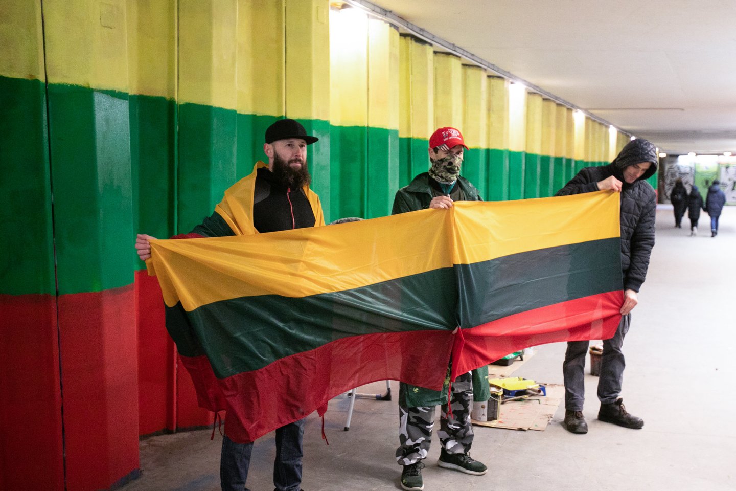 LGBT vėliavą Vilniaus požeminėje perėjoje pakeitė trispalvė.<br>T.Bauro nuotr.