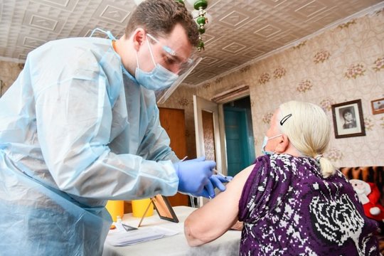 Paaiškino, kaip veikia nauja vakcinavimo tvarka ir kokiu atveju skiepo sulauks jaunesnės amžiaus grupės