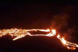 Islandijoje išsiveržė ugnikalnis, užfiksavo šlaitais tekančią lavą