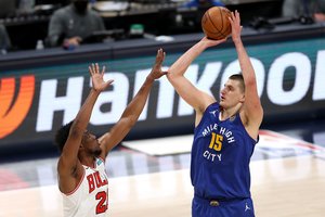 NBA naktis: N. Jokičiaus vedamos „Nuggets“ išsigelbėjimas bei C. Anthony rekordas