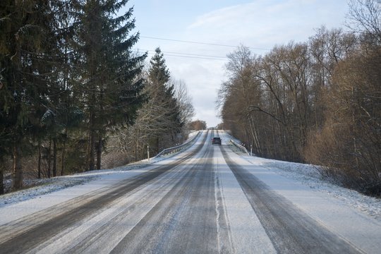 Keliuose yra slidžių ruožų, vietomis – plikledis, įspėja kelininkai