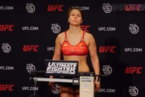 UFC kovotoja iš Lietuvos J. Stoliarenko paaiškino, kodėl ji svėrimų metu prarado jėgas