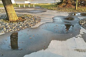 Skubos naudą kritikai gaudo: kauniečius erzina atnaujintose erdvėse telkšančios balos