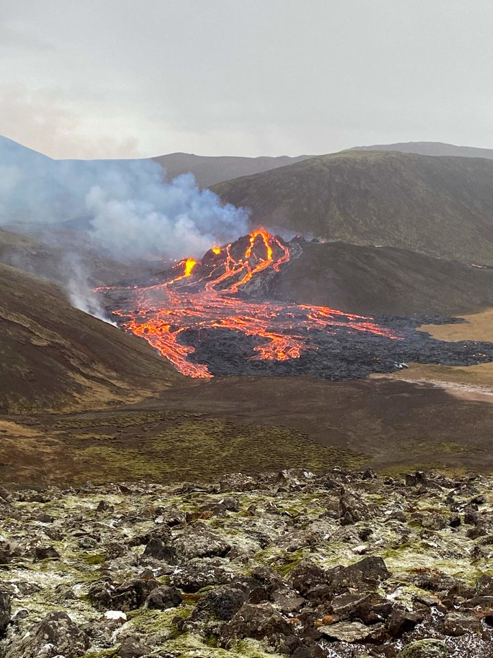 Vos už 40 km nuo Islandijos sostinės Reikjaviko penktadienį vakare išsiveržė 900 metų neveikęs ugnikalnis.<br>AFP/Scanpix nuotr.