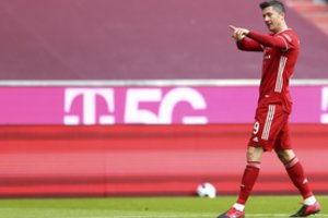 Po raudonos kortelės užsivedę „Bayern“ futbolininkai sutriuškino „Stuttgart“ ekipą