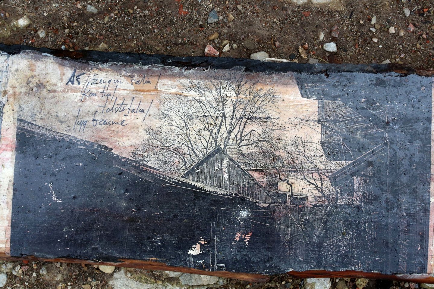 Menininkas G.Velykis jau ne vienus metus renka senų sudegusių medinių Žaliakalnio namų lentas ir ant jų specialia technika kuria meno kūrinius.<br>M.Patašiaus nuotr.