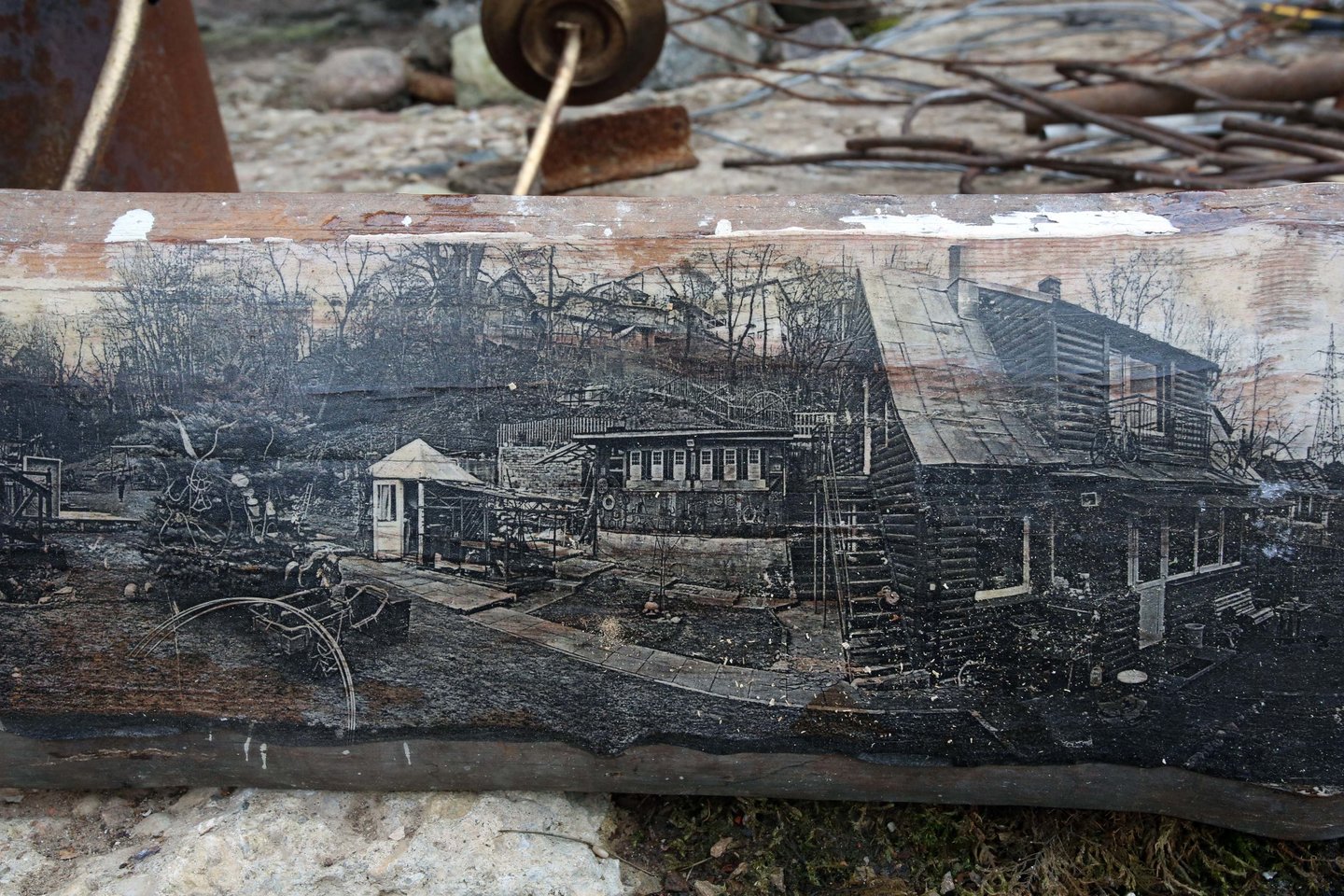 Menininkas G.Velykis jau ne vienus metus renka senų sudegusių medinių Žaliakalnio namų lentas ir ant jų specialia technika kuria meno kūrinius.<br>M.Patašiaus nuotr.