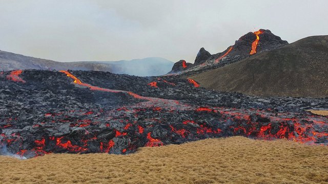 900 m. tylėjęs ugnikalnis toliau rodo įspūdingus vaizdus: liejasi raudonos lavos srautai