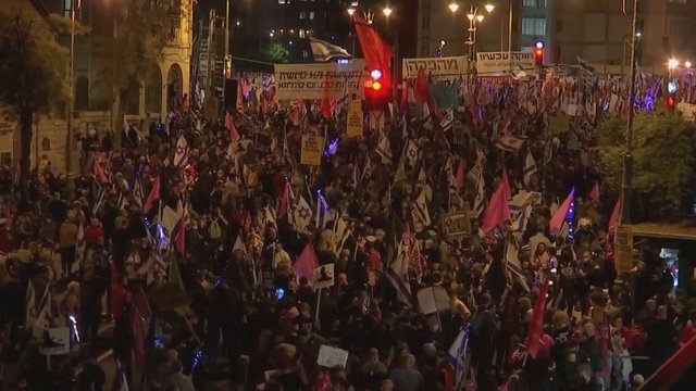 Tūkstantinės protesto minios Izraelyje: ragina premjerą pasitraukti iš posto