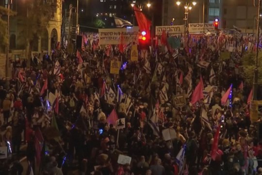 Tūkstantinės protesto minios Izraelyje: ragina premjerą pasitraukti iš posto