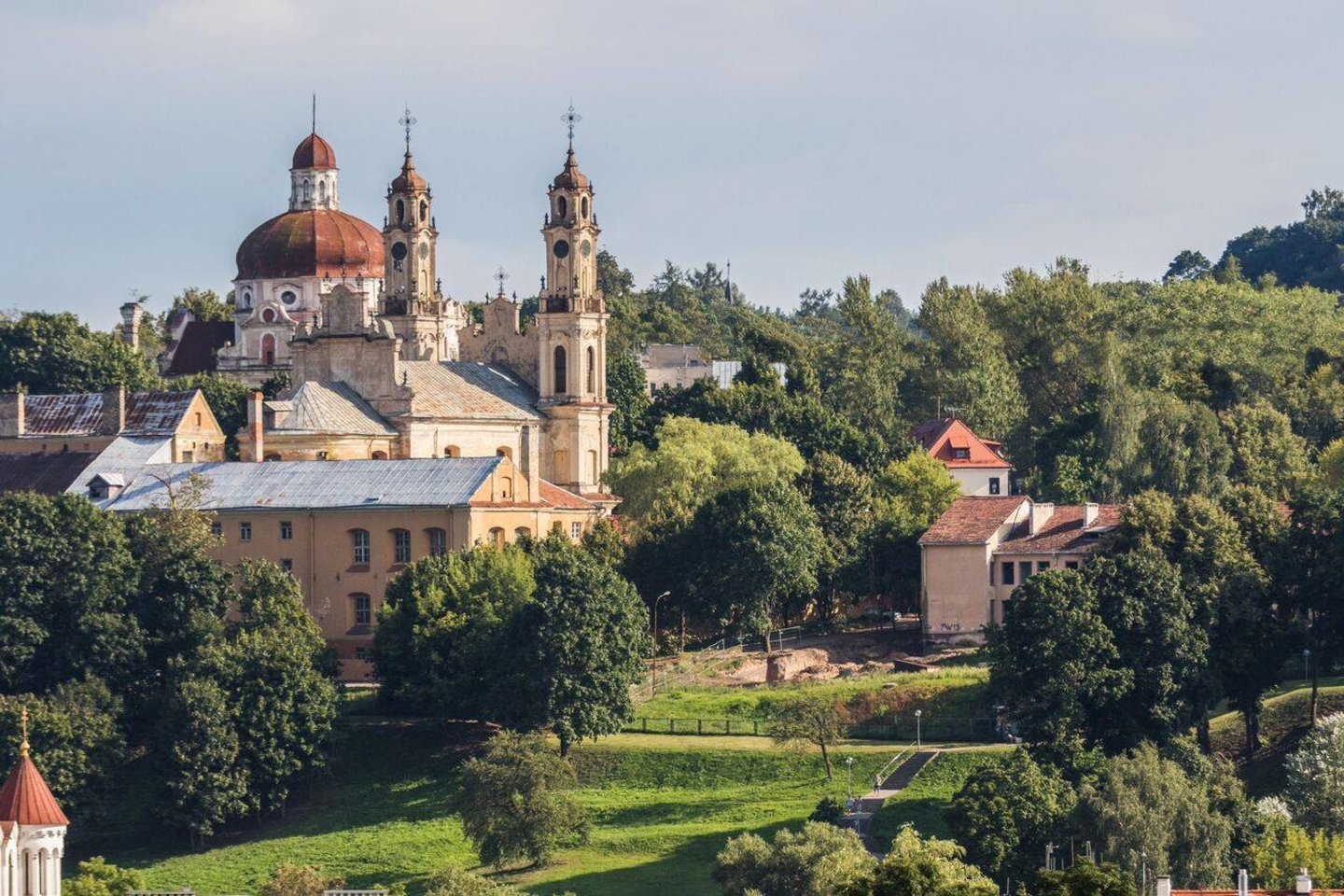 Vilniaus miesto savivaldybės administracija išdavė leidimą rekonstruoti Misionierių vienuolyno ansamblį, kurį sudaro misionierių vienuolynas ir Viešpaties Dangun Žengimo bažnyčia.<br>E.Lasio nuotr.