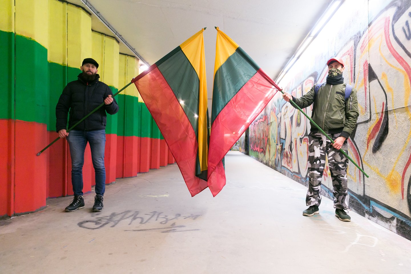 Požeminė perėja virto konflikto zona: LGBT vėliavą vos po savaitės uždažė aktyvistai ir sieną papuošė Lietuvos trispalve.<br>T.Bauro nuotr.