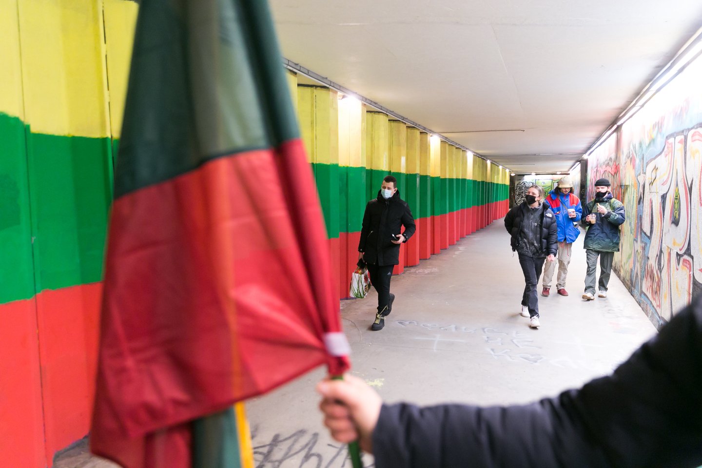 Požeminė perėja virto konflikto zona: LGBT vėliavą vos po savaitės uždažė aktyvistai ir sieną papuošė Lietuvos trispalve.<br>T.Bauro nuotr.