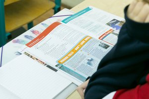 Daugumoje savivaldybių į mokyklas grįžta pradinukai, leidžiamos kontaktinės konsultacijos abiturientams