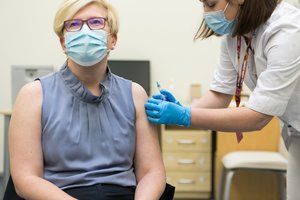 „AstraZeneca“ vakcina paskiepyta I. Šimonytė įgėlė sąmokslo teorijų kūrėjams: išsklaidė abejones dėl „skanesnės vakcinos“