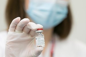 Amerikiečiai ištyrė „AstraZeneca“ vakciną: skiepo veiksmingumas – iki 79 proc., nauda – 100 proc.