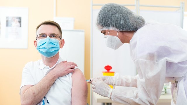A. Dulkys pasiskiepijo „AstraZeneca“ vakcina: ateinančios savaitės Lietuvai bus išbandymas
