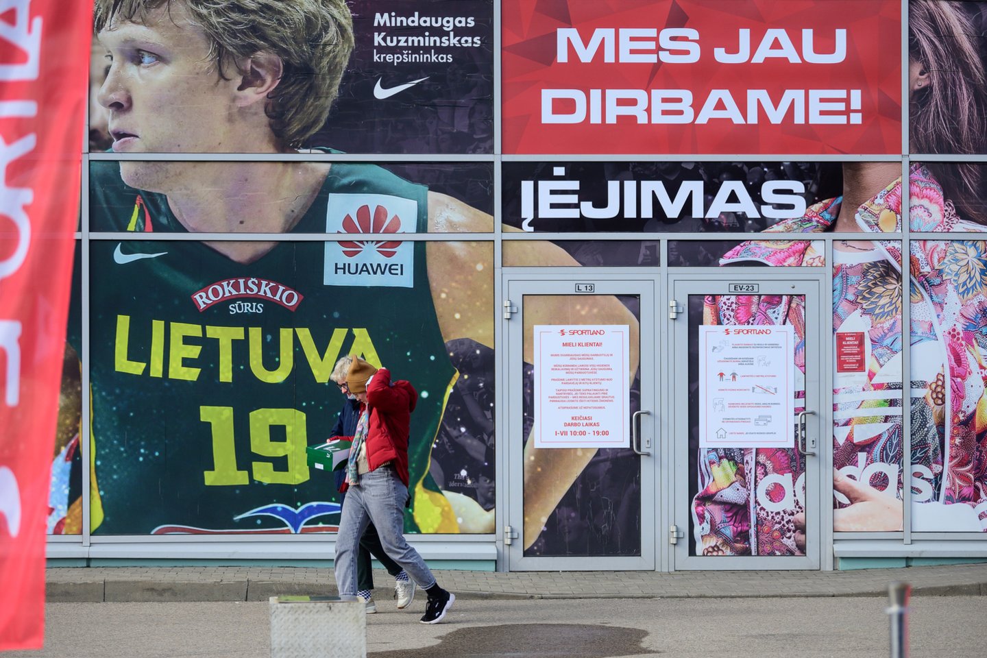 Vilniaus „Akropolyje“ laikinus įėjimus įsirengė dvi parduotuvės. <br> V.Skaraičio nuotr.