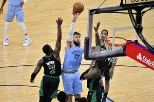 J. Valančiūnas solidžiu dvigubu dviženkliu prisidėjo prie „Grizzlies“ pergalės, kuriai prireikė pratęsimo