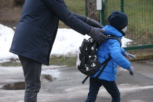 Į mokyklas grįžtantys vaikai jaučia stresą: gąsdina testai ir nežinomybė, o padėti gali tik tėvai