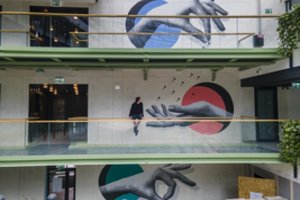 „Paupio turgaus“ erdvėje rasta vietos ir menui: sieną papuošė J. Tarabildos piešinys