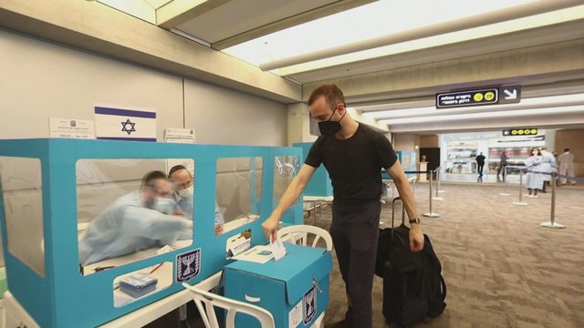 Izraelis rinkimų punktą atvėrė oro uoste: palengvins balsavimą tiems, kurie privalo izoliuotis