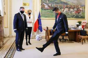 Įvertino ne tik už futbolą: Robertas Lewandowskis tapo Lenkijos didvyriu