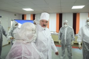 A. Lukašenka žada kitą savaitę pradėti rusiškos vakcinos nuo COVID-19 gamybą