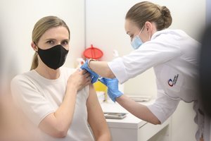 Ministrai, Seimo nariai skiepijami „AstraZeneca“ vakcina: pasakojo, kaip jaučiasi ir ką šneka kiti kolegos