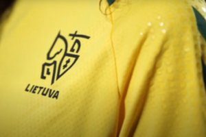 Lietuvos futbolo rinktinės velkasi atnaujintą „Hummel“ aprangą su modernizuotu Vyčiu