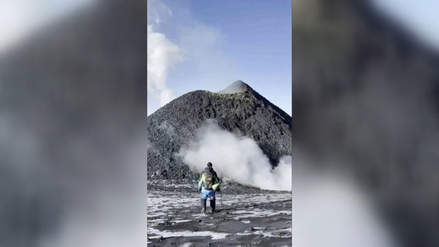 Ugnikalnio išsiveržimas Kamčiatkoje traukia „nutrūktgalvius“ turistus