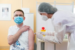 A. Dulkys paskelbė, kaip organizmas sureagavo į „AstraZeneca“ vakciną: nurodė temperatūrą ir pojūtį