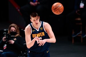 NBA naktis: be L. Jameso stringantys čempionai ir šėlstantis „Nuggets“ serbas