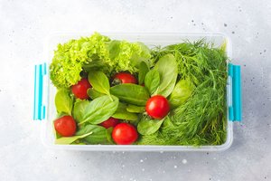 Paprasta gudrybė padės išlaikyti šviežias salotas ar žoleles ilgiau nei savaitę