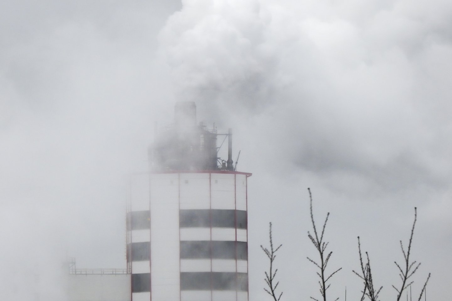 Didžiausi pasaulio bankai iškastinio kuro pramonei per penkerius metus po Paryžiaus klimato susitarimo pasirašymo suteikė 3,8 trln. JAV dolerių finansavimo, antradienį pranešė nevyriausybinių organizacijų grupė.<br>V.Ščiavinsko nuotr.