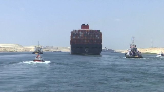 Pamatykite: Sueco kanalą blokavo dėl „vėjo gūsio“ nuo kurso nukrypęs didžiulis konteinerinis laivas