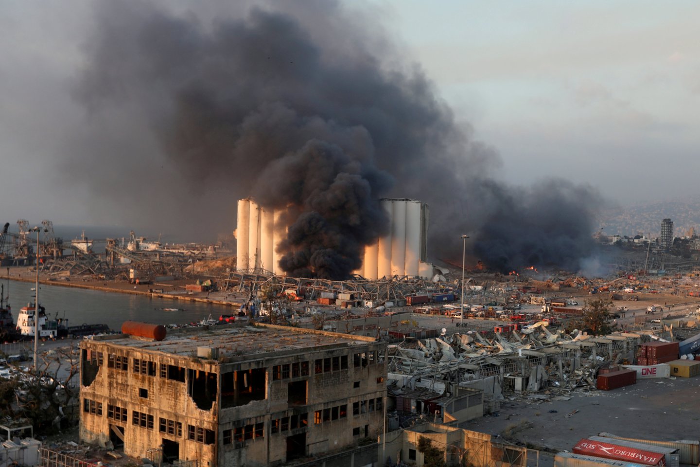  2020 m. rugpjūčio 4 d., gyventojai netoli Libano Beiruto uosto su siaubu stebėjo, kaip vienas didžiausių užfiksuotų nebranduolinių, tačiau žmonių sukeltų sprogimų visiškai suniokojo uostą ir miesto pastatus, palikdamas šimtus žuvusiųjų, tūkstančius sužeistų ir šimtus tūkstančių – benamiais.<br> Reuters / Scanpix nuotr.