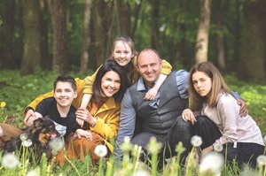 Jauni susituokę kiemo draugai: „Kiti tokio amžiaus tik susitinka, o mudu jau džiaugiamės didele šeima“