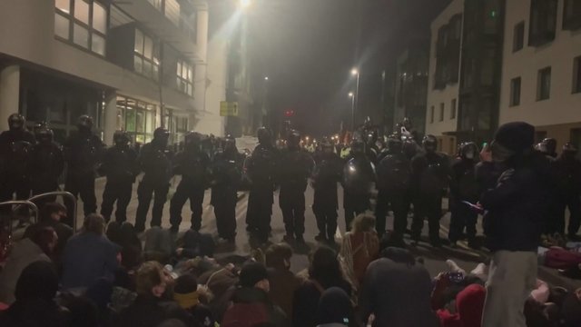Jungtinėje Karalystėje tęsiasi protestai – demonstrantus vaikė raitoji policija
