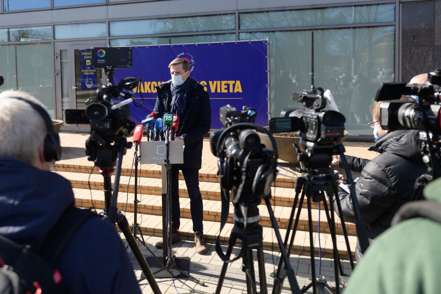 Vilniaus miesto savivaldybės mero Remigijaus Šimašiaus teigimu, sostinė gauna mažiausiai vakcinų, nors vakcinacijos tempai čia – greičiausi, o epidemiologinė padėtis – viena prasčiausių šalyje.<br>V.Skaraičio nuotr.