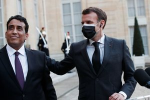 E. Macronas: Prancūzija pirmadienį vėl atidarys ambasadą Libijoje