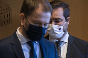 Dėl „Sputnik V“ įsigijimo kilusi Slovakijos politinė krizė pagilėjo: vyriausybę palieka dar keli ministrai