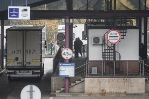 Krizė Lietuvos ir Baltarusijos pasienyje: jau antra para čia įstrigę 2000 vilkikų