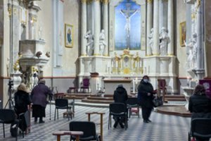 Keturiose Lietuvos savivaldybėse stabdomos mišios su žmonėmis: draudimas galios iki  Velykų antrosios dienos