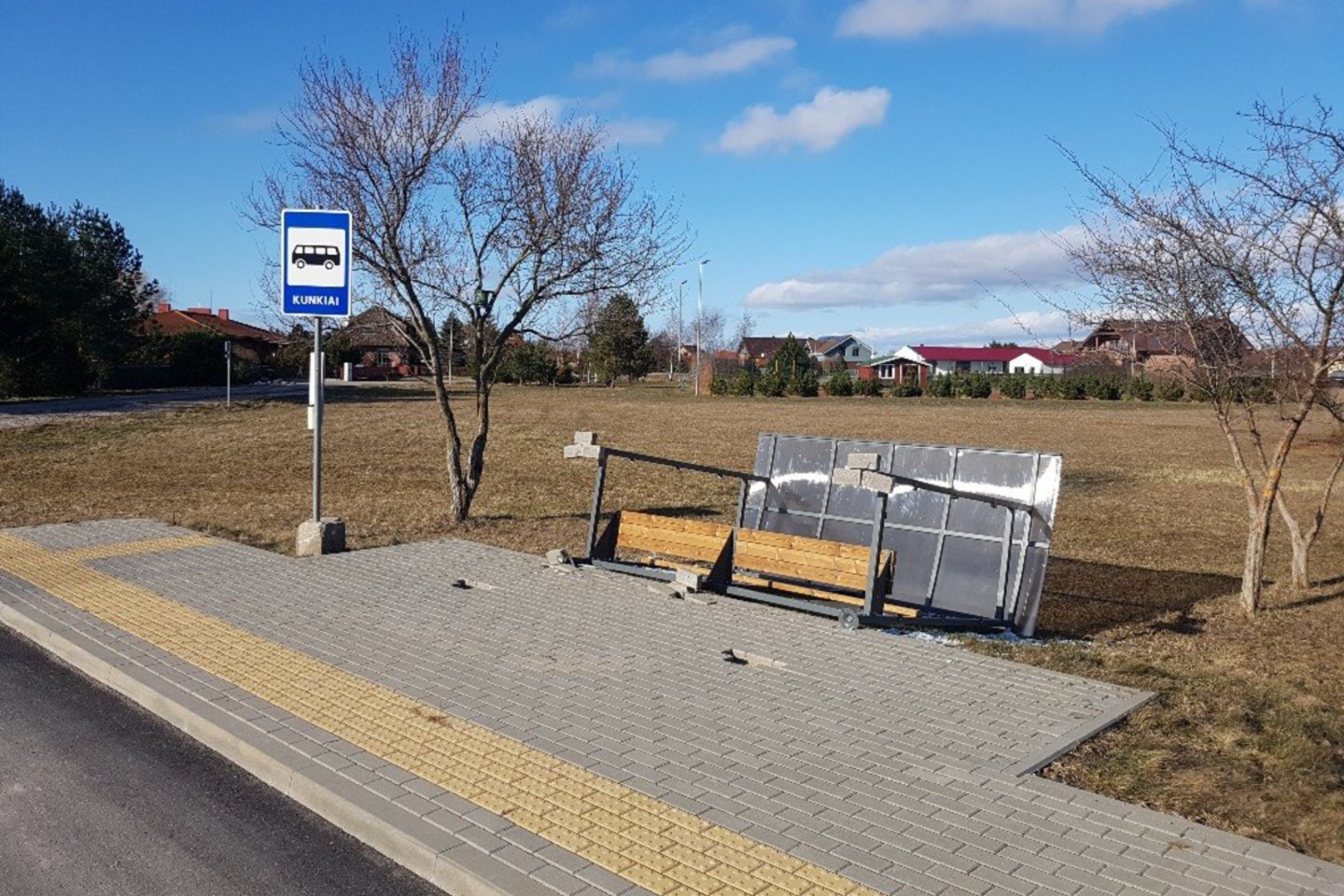 Praėjusį šeštadienį Klaipėdos rajone vėjas nuvertė prieš kelis mėnesius įrengtą autobusų stotelę.<br>Skaitytojos nuotr.