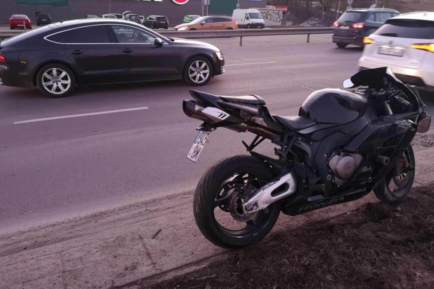 Po „Audi“ ir motociklo susidūrimo Vilniuje motociklininkas išvežtas į ligoninę.<br> A.Vaitkevičiaus nuotr.