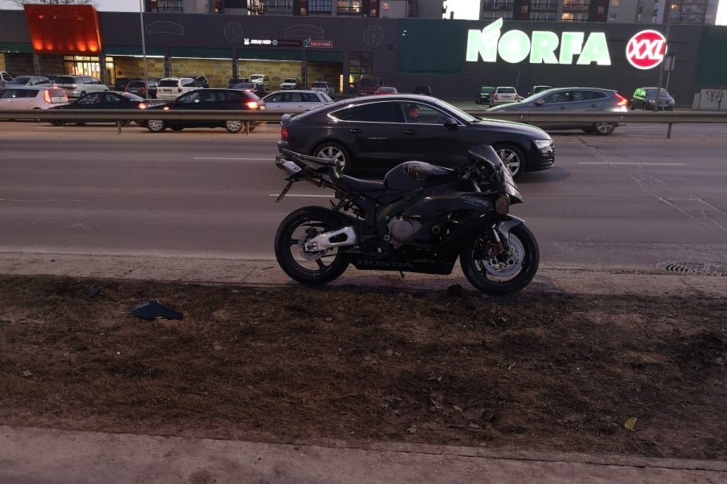 Po „Audi“ ir motociklo susidūrimo Vilniuje motociklininkas išvežtas į ligoninę.<br> A.Vaitkevičiaus nuotr.